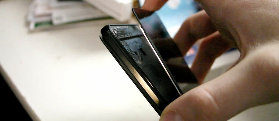 Ini Alasan Kenapa Kamu Harus Copot Anti Gores Di Smartphone Jalantikus
