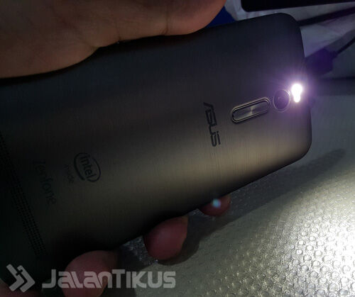 teknologi-hp-yang-dulu-canggih-jadi-sampah-lampu-flash