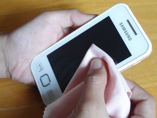 bersihkan layar android