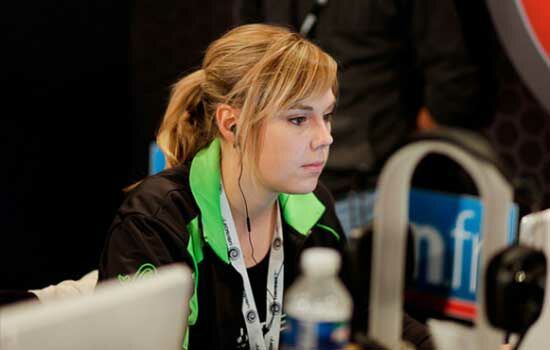 gamer-wanita-dengan-penghasilan-ratusan-juta-Stephanie-Harvey