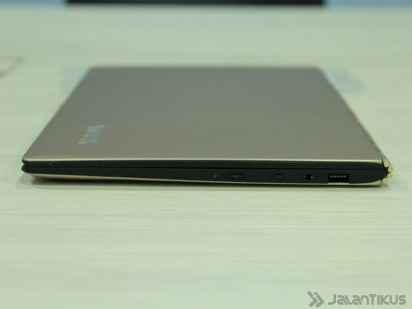 048 Review Lenovo Yoga 900