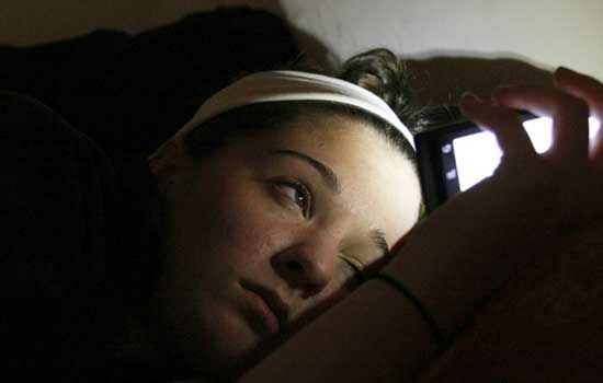 bahaya-menggunakan-smartphone-sambil-tiduran