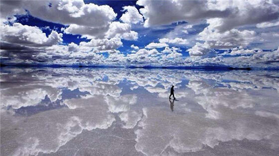 Dataran garam di Bolivia membuatnya tampak seperti dia berjalan di atas air