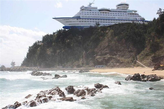 Kapal pesiar yang mengambang ini sebenarnya adalah sebuah hotel di Korea Selatan