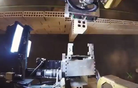 Robot Builder Bangun Rumah Sederhana Lengan