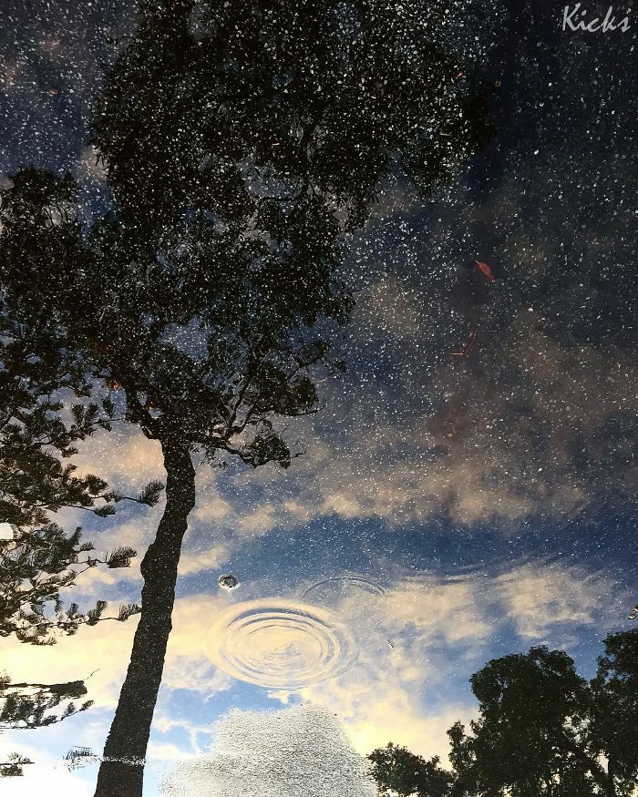 Refleksi Danau Bagai Langit Di Malam Hari Dengan Gemerlap Bintang