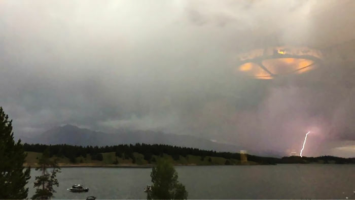 Refleksi Danau Dan Petir Yang Membentuk Pesawat Ufo