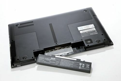 mencabut-baterai-laptop-1