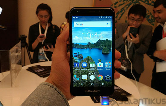 Kelebihan Blackberry Aurora 4