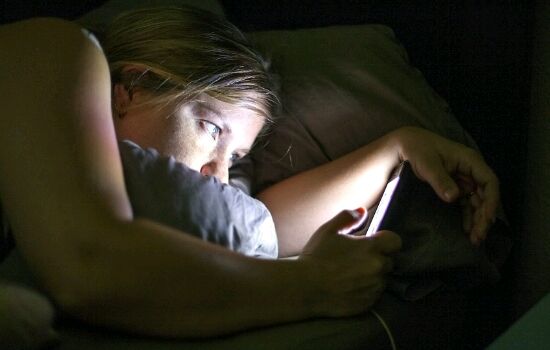 Bahaya Menggunakan Smartphone Di Tempat Gelap 2