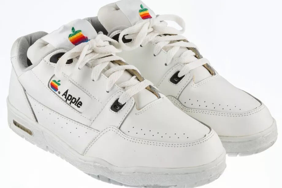 Sepatu Apple 1