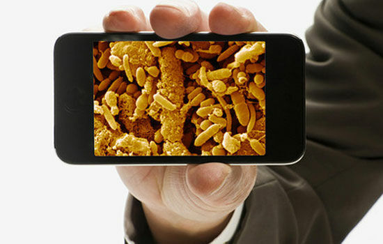 bahaya-bawa-smartphone-ke-toilet