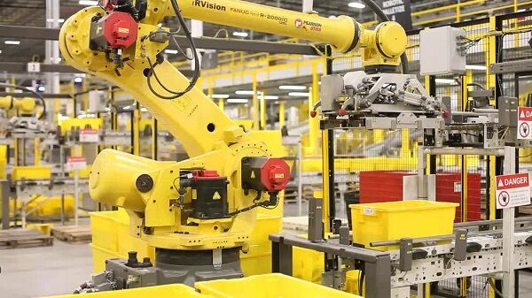 Robot Warehousing Amazon 03503