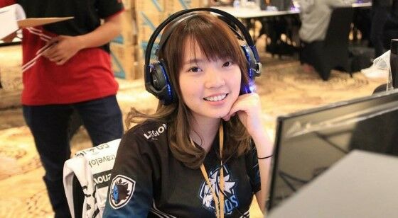 Atlet ESport Wanita Indonesia Terbaik 4 42fec