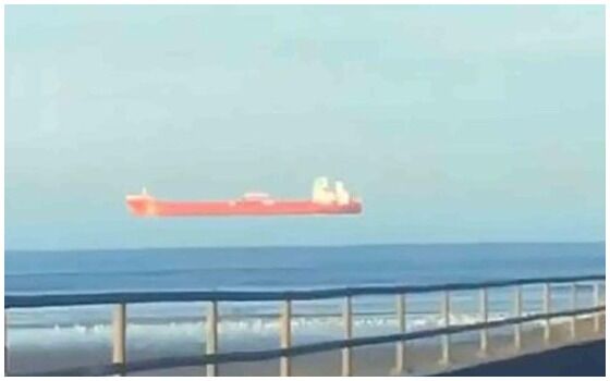 Viral Foto Kapal Melayang Di Laut E4240