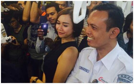 Artis Indonesia Yang Suka Naik Angkutan Umum Aura Kasih 72fee