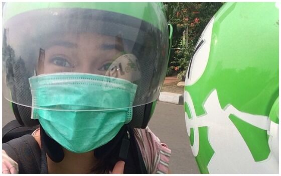 Potret Artis Indonesia Terkenal Yang Naik Ojek Online Dian Sastro E8aaa