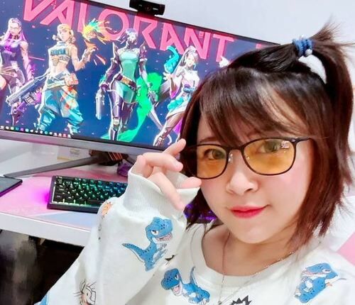 Momo As Gamers 566c2
