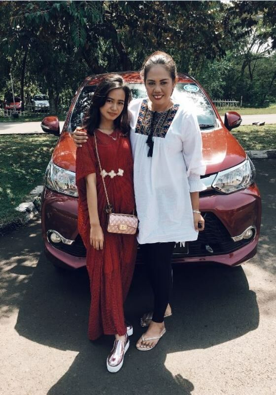 Elly Sugigi Dan Ulfi Damayanti 663ad