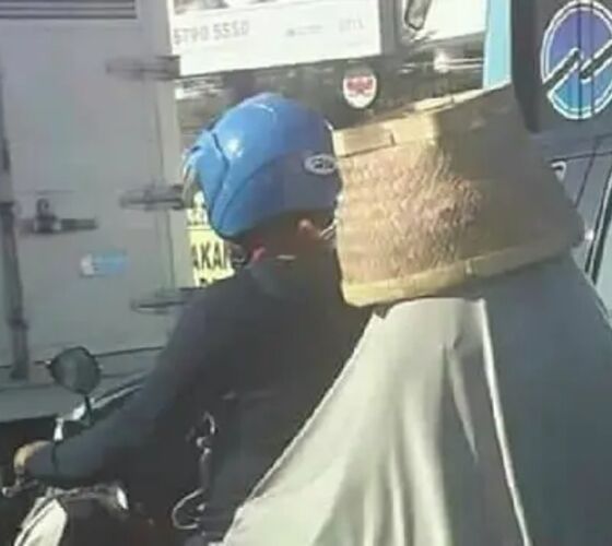 Emak Ganti Helm Pakai Bakul E8788