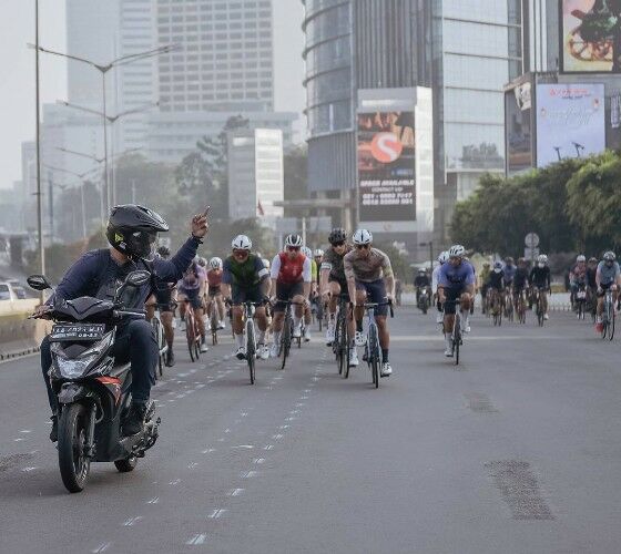 Pemotor Acungkan Jari Tengah Kepada Pesepeda 7825a