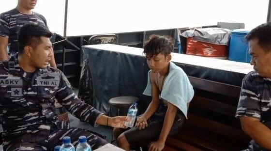 Bocah Mengapung Di Tengah Laut De80a