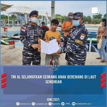 Tni Selamatkan Bocah Mengapung Di Laut 734ea