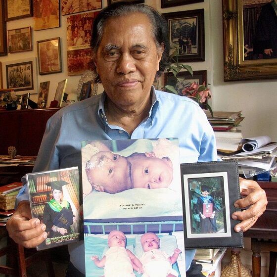 Dokter Padmo Memegang Foto Yuliana Dan Yuliani Dd1f9
