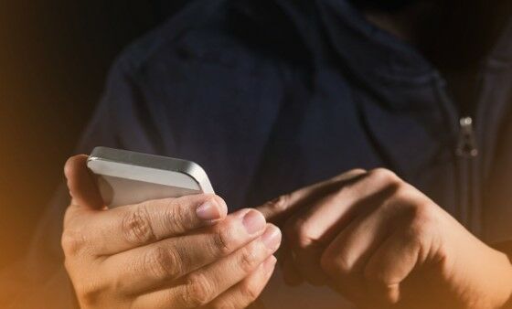 Awas! 7 Ciri-ciri HP Anda Sedang Disadap oleh Hacker (Panduan Lengkap)