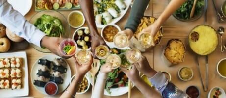 Contoh Kata-kata Undangan Buka Bersama via WA, Biar Nggak Klise!