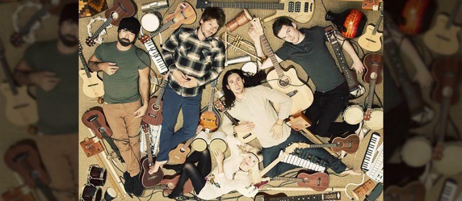 Gokil, Band Keren Ini Nyanyikan Lagu "Hello" dengan Cara Super Unik!