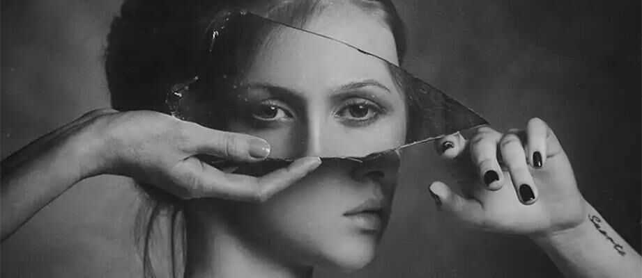 Depan Cermin Cakep, Tapi Kenapa Di Foto Jelek? Ini Sebabnya!