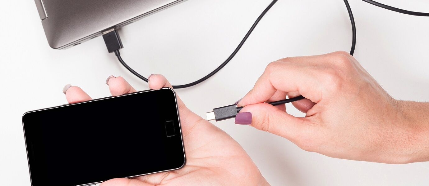 Jangan Asal Colok! Ini Bahaya Keseringan Charge Smartphone Pake Laptop!  