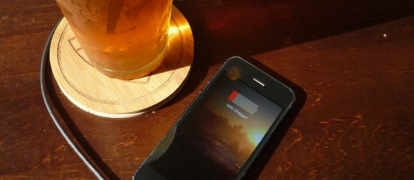 WOW, Tatakan Gelas Bir Sekarang Bisa Charge Smartphone!