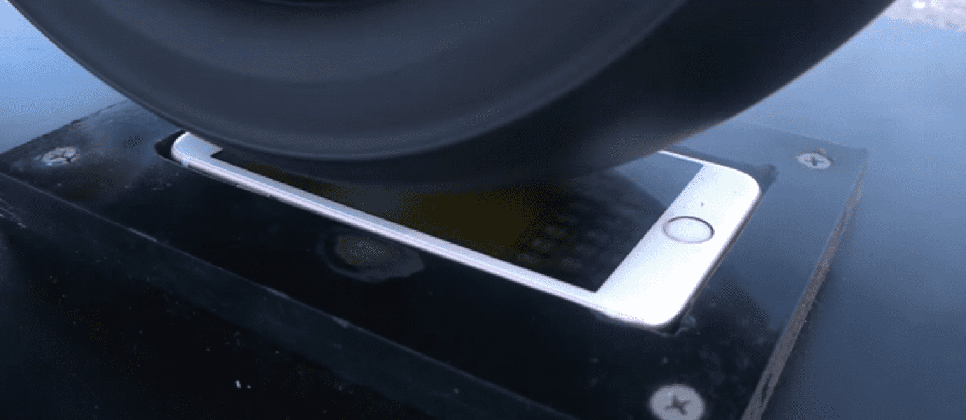 VIDEO: Gokil! iPhone 6S Masih Berfungsi Setelah Digilas Ban Motor