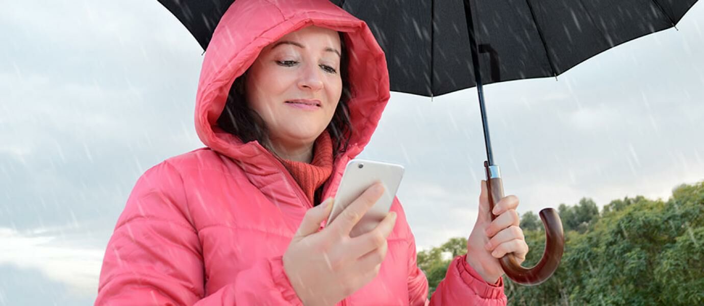 Benarkah Pake Smartphone Saat Hujan Badai Bisa Tersambar Petir?