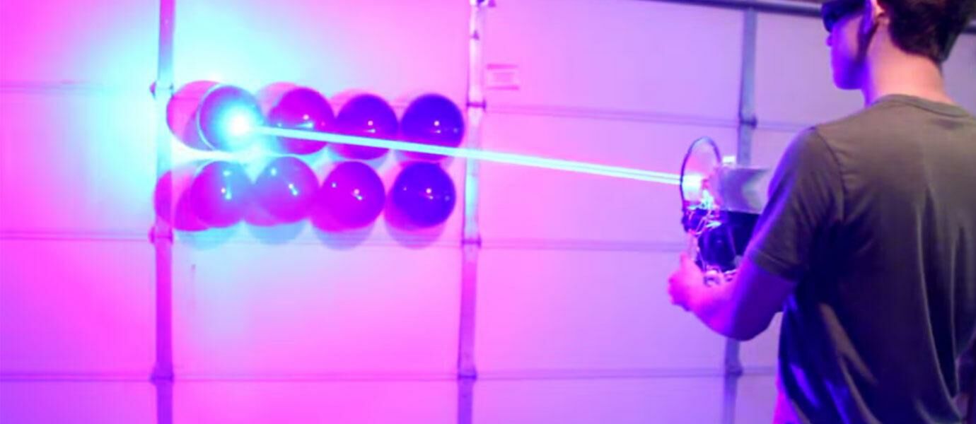 SERAM! Anak Muda Ini Membuat Senjata Laser Asli di Garasi Rumahnya
