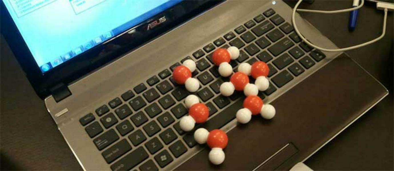 7 Hal yang Melintas di Pikiran Kamu Saat Keyboard Laptop Kesiram Air