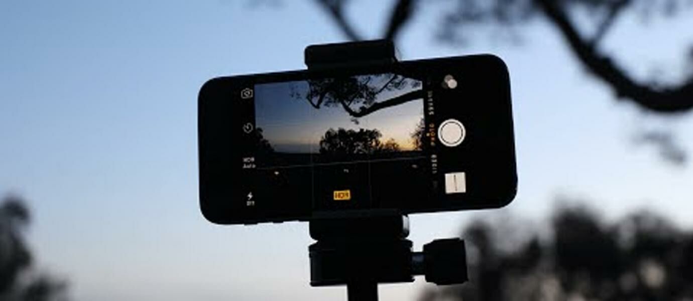 Mau Jadi Vlogger? Tampaknya Kamu Butuh Tripod Canggih Ini Deh!
