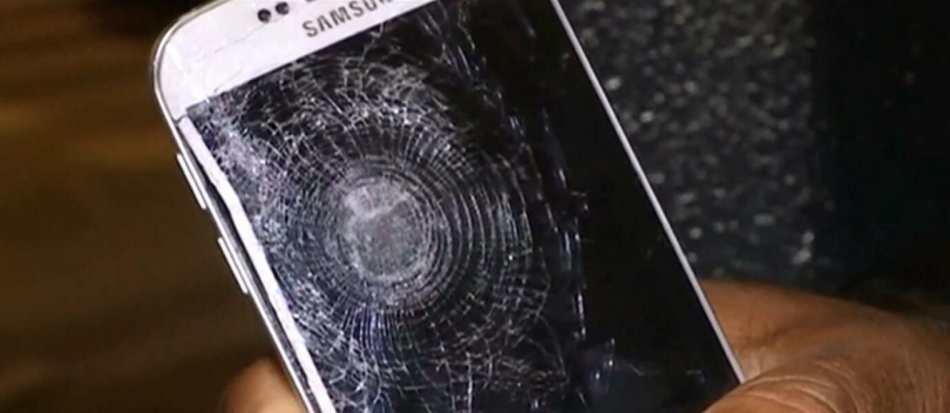 HP Android Tahan Peluru Ini Berhasil Menyelamatkan Korban Penembakan Paris