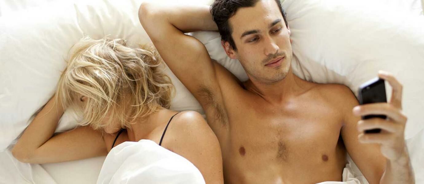 BAHAYA! Main Smartphone Sambil Tiduran Bisa Menyebabkan Kebutaan