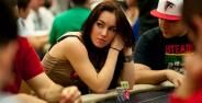 Wanita Cantik Pemain Poker Banner