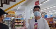 Baim Wong Bayar Belanjaan Pengunjung Mini Market A5acd Ea07c