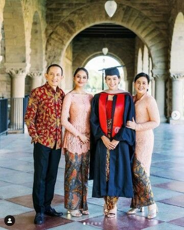 9 Potret Cantik Maudy Ayunda Lulus S2 Stanford University | JalanTikus