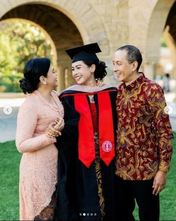 Momen Kelulusan Maudy Ayunda Di Stanford University B7174