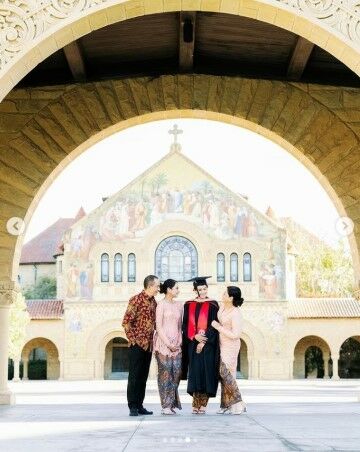 Maudy Ayunda Lulus S2 4d023