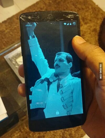 Layar Smartphone Retak 10