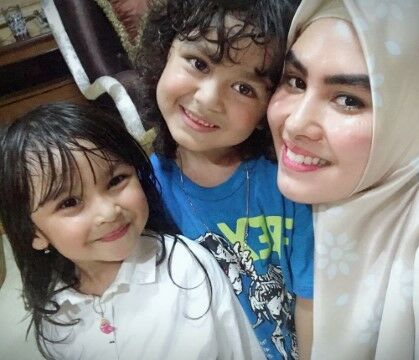 Artis Yang Adopsi Anak Saat Lajang Custom C94b3