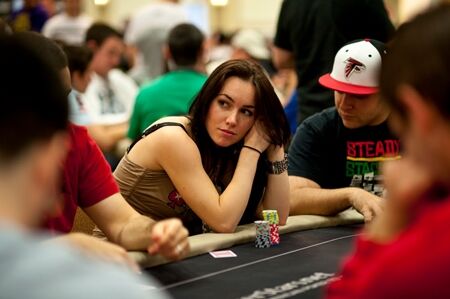 Wanita Cantik Pemain Poker 1