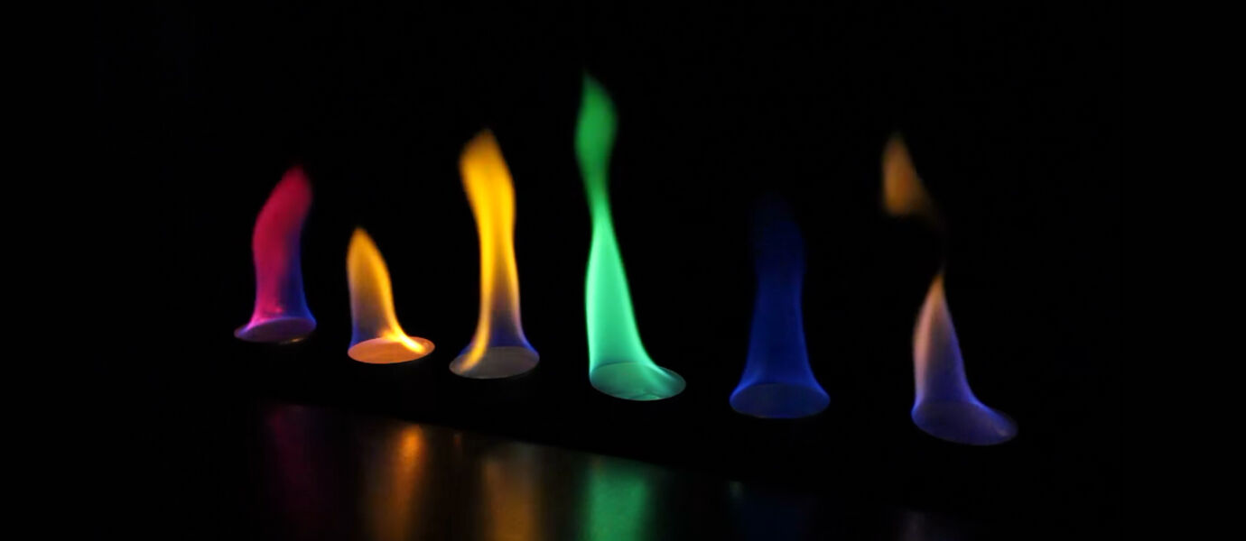 Video: Ilmuwan Gokil Ini Menciptakan Api Berbagai Warna yang Keren Abis